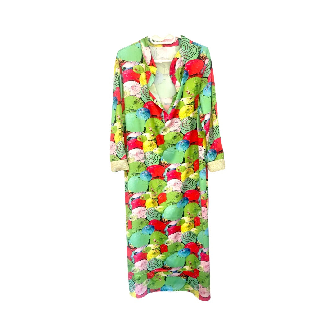 A colourful selection of loose fitting mixed fabrics, ankle length dresses with 3/4 sleeves, side slits and mandarin collar. Free size. Limited quantities.