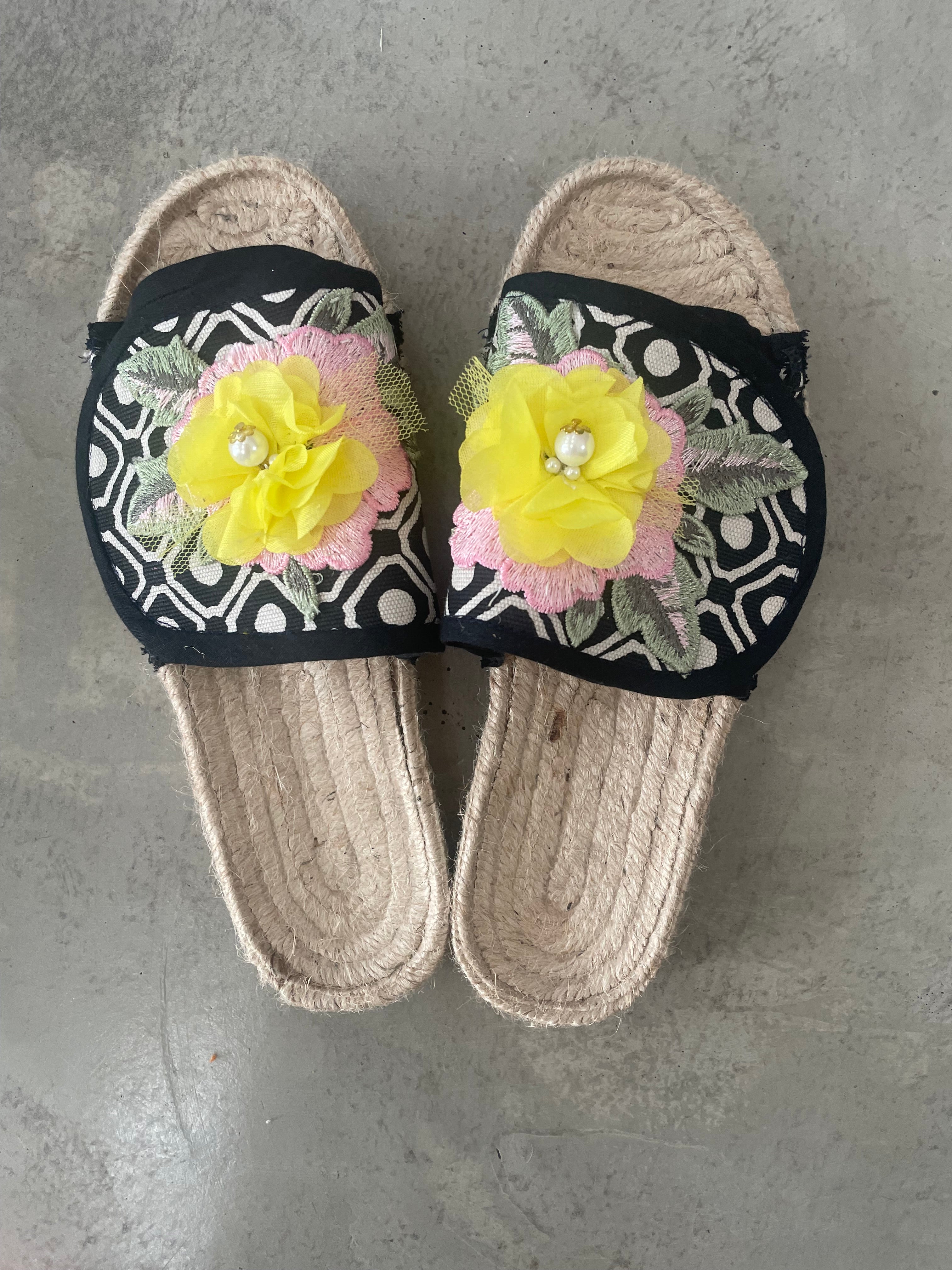 SANDALS - BLACK GEOMETRIC slides