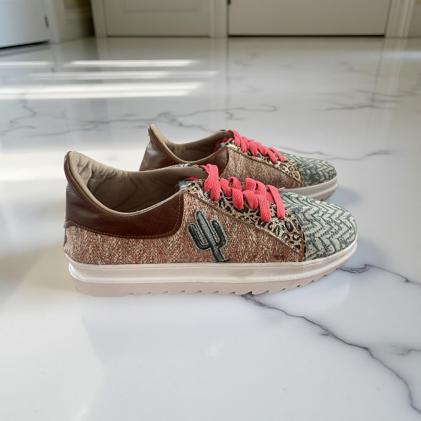 SNEAKERS -  A MIX OF FABRIC AND TOFFEE LEATHER - SIZE 40