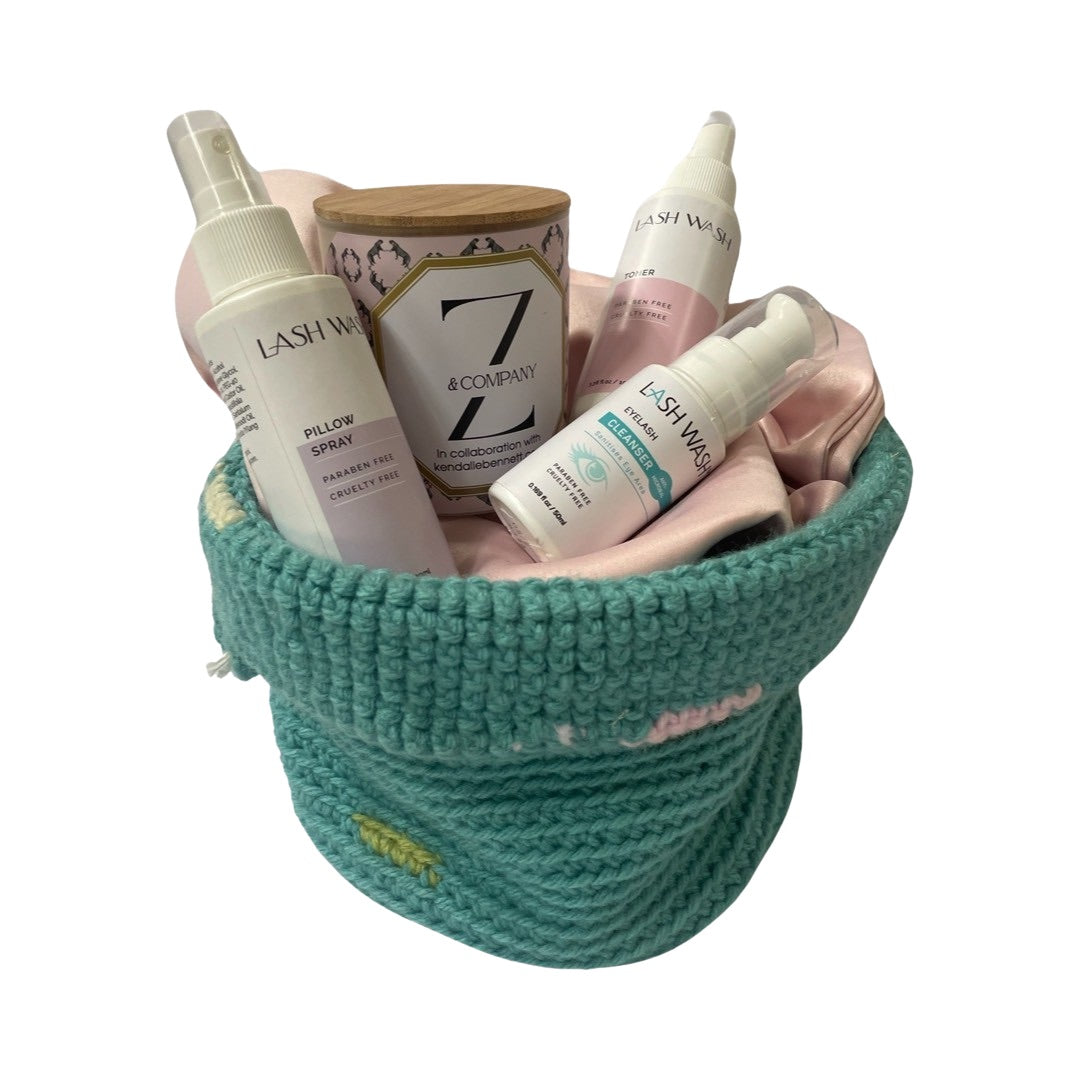 OUR NOVEL PLANT HOLDER GIFT CONTAINS THE FOLLOWING: 1 X SATIN PILLOW CASE 1 X PERFUMED SOY CANDLE 1 X TONING MIST 1 X PILLOW SPRAY 1 X 50ML EYE CLEANSER GEL PLANT HOLDER COLOURS ARE SUBJECT TO AVAILABILITY. A SELECTION OF SATIN PILLOW CASES IS AVAILABLE ON OUR WEBSITE